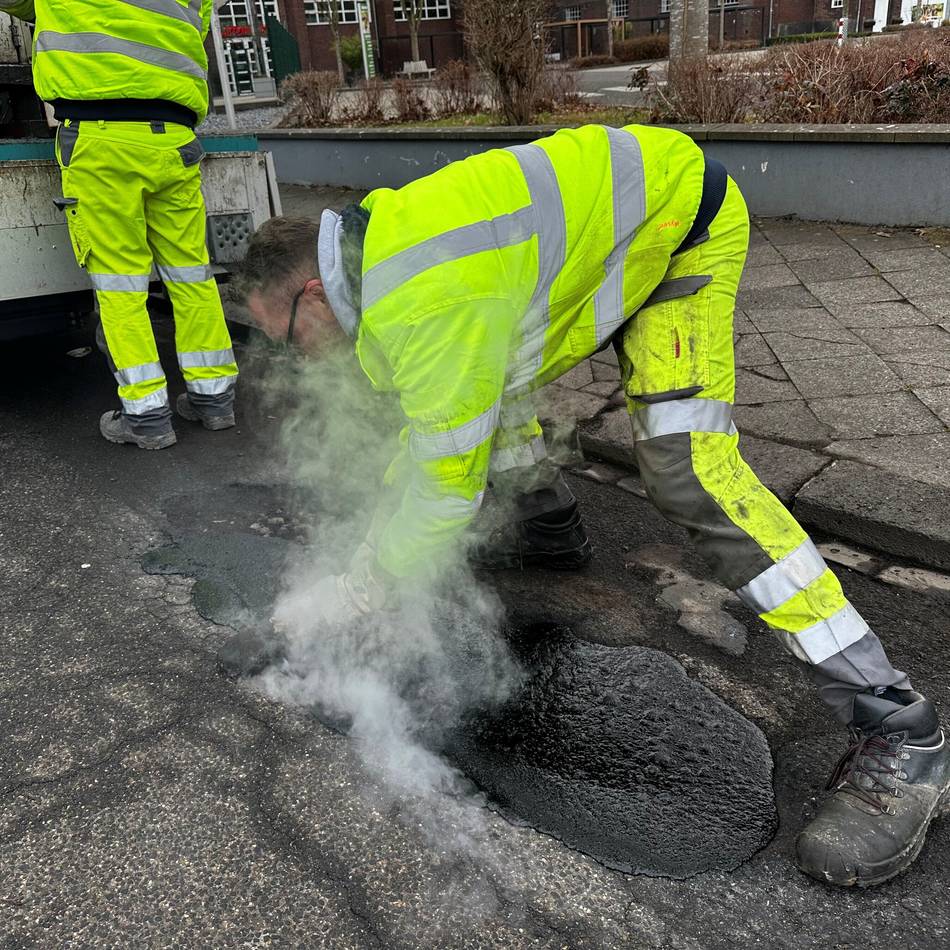 Asphaltkocher gegen Straßenschäden: 2500 Schlaglöcher pro Winter – Mönchengladbach testet neue Technik