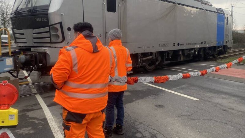 Am Bahnübergang in Meerbusch: Reparatur der Schranken erst Mitte Juni