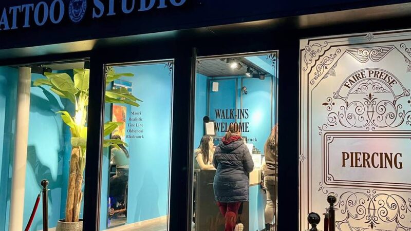 Riesenandrang beim neuen Tattoo-Studio: Stadtwappen als Tattoo bis zum Abend stark gefragt