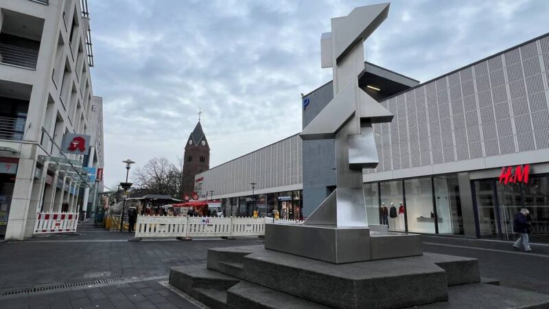 Nach Wasserrohrbruch in Langenfeld: Karnevalsumzug zieht wie geplant durch die Fußgängerzone