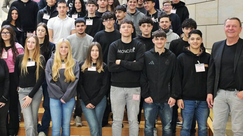 Schüler aus Leverkusen in Landeshauptstadt: Demokratie-Ausflug in den Düsseldorfer Plenarsaal
