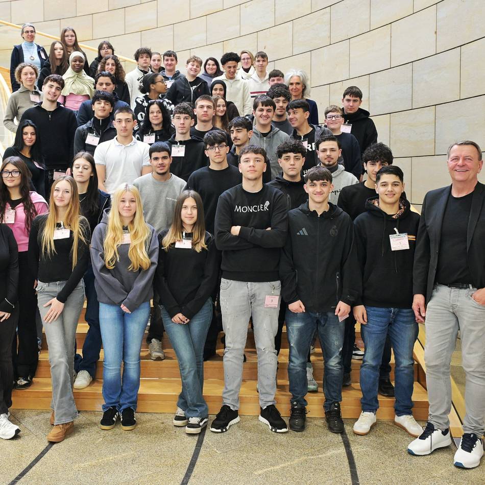Schüler aus Leverkusen in Landeshauptstadt: Demokratie-Ausflug in den Düsseldorfer Plenarsaal