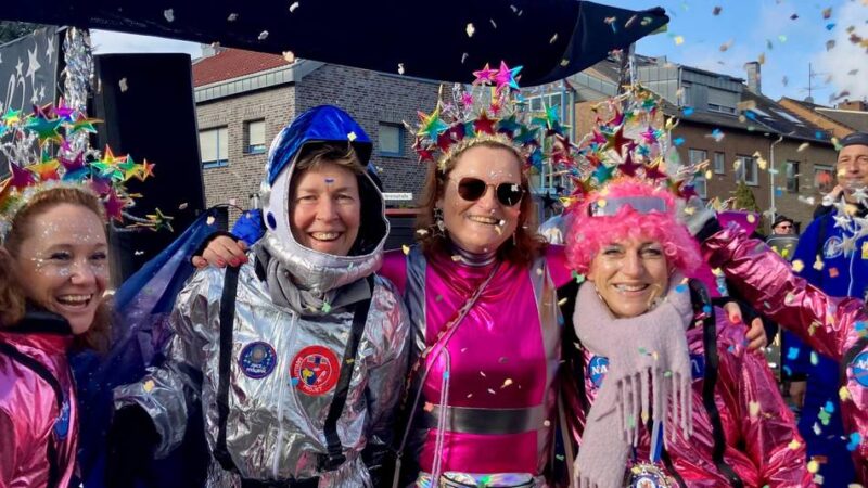 Rosenmontagszug in Neuss-Holzheim: „Weg die Schwerter, hoch die Becher!“