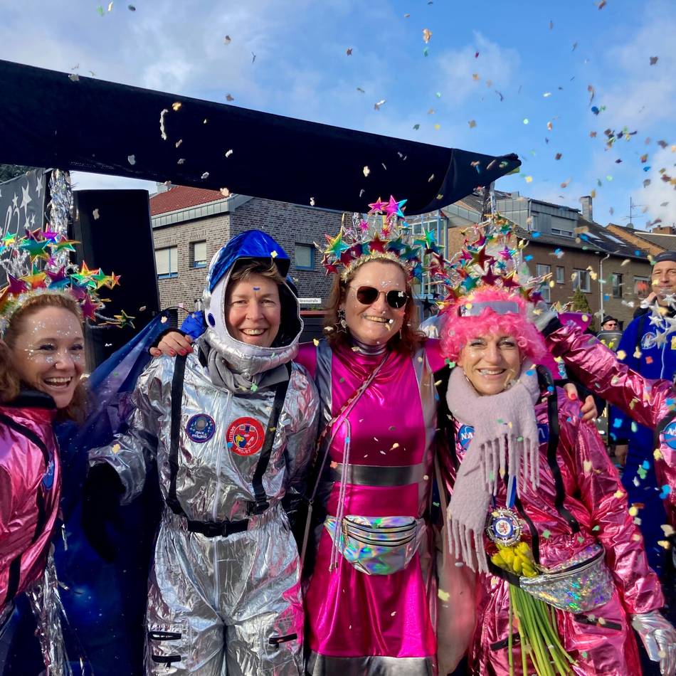 Rosenmontagszug in Neuss-Holzheim: „Weg die Schwerter, hoch die Becher!“