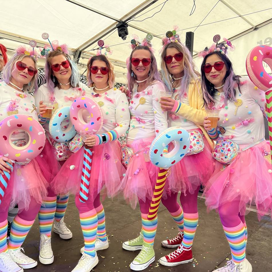 Altweiber in Wesel 2026: Narren feiern an der Schill-Kaserne – die schönsten Bilder