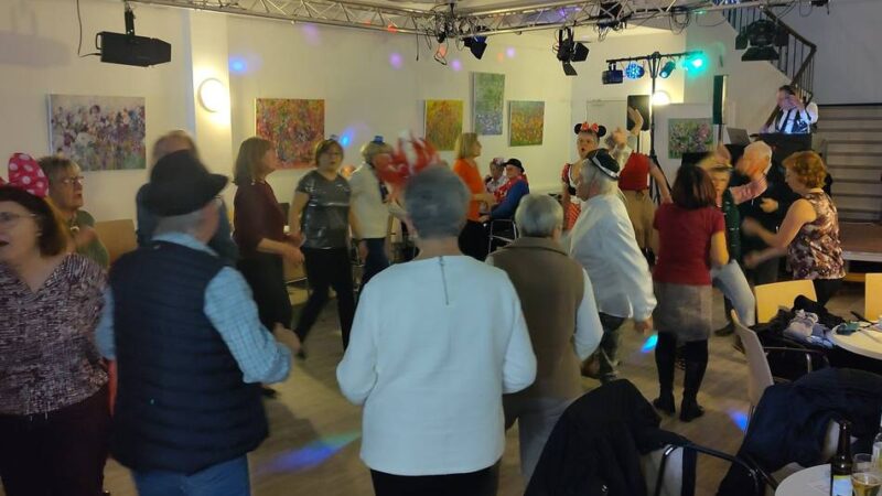 Angebot des Seniorennetzwerks Hückeswagen: Jecke Ü60-Party sorgt für volle Tanzfläche