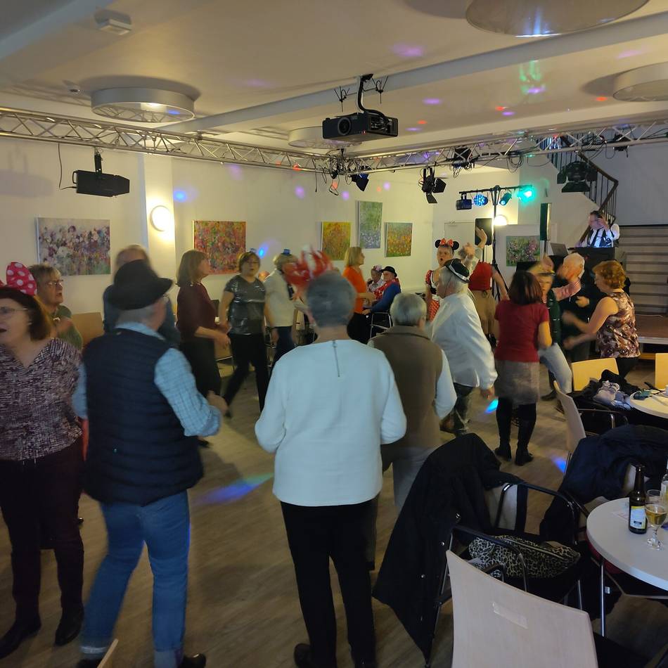 Angebot des Seniorennetzwerks Hückeswagen: Jecke Ü60-Party sorgt für volle Tanzfläche