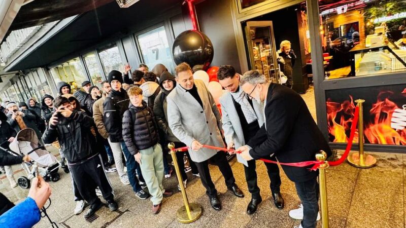 Lange Schlange am Theodor-Heuss-Platz: 200 Döner umsonst – so war die Mangal-Eröffnung in Neuss