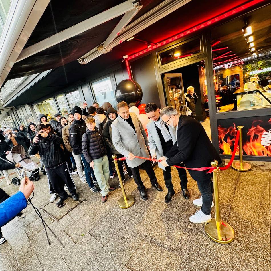 Lange Schlange am Theodor-Heuss-Platz: 200 Döner umsonst – so war die Mangal-Eröffnung in Neuss