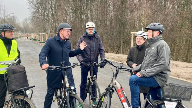Land sichert Radschnellwegbau in Neuss: „Kein Radweg, sondern eine Landesstraße“