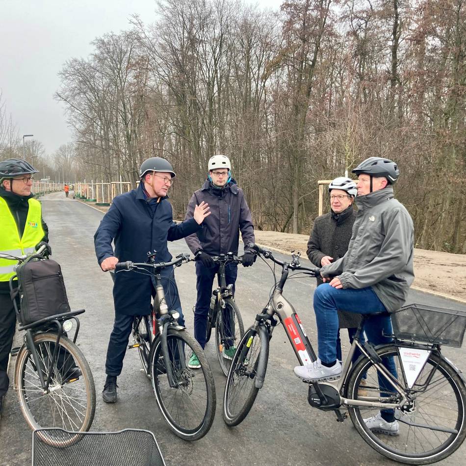 Land sichert Radschnellwegbau in Neuss: „Kein Radweg, sondern eine Landesstraße“