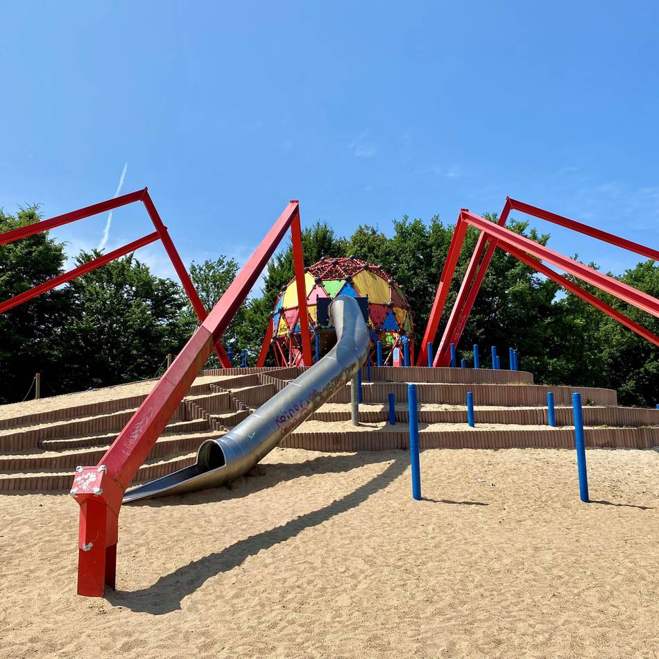 Beliebtes Klettergerüst in Grevenbroich: Spielplatz am Flutgraben bekommt neues Gesicht