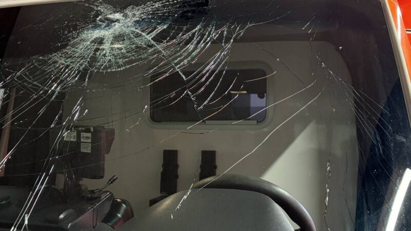 Am Nelkensamstag: Rettungswagen in Moers mit Steinen attackiert