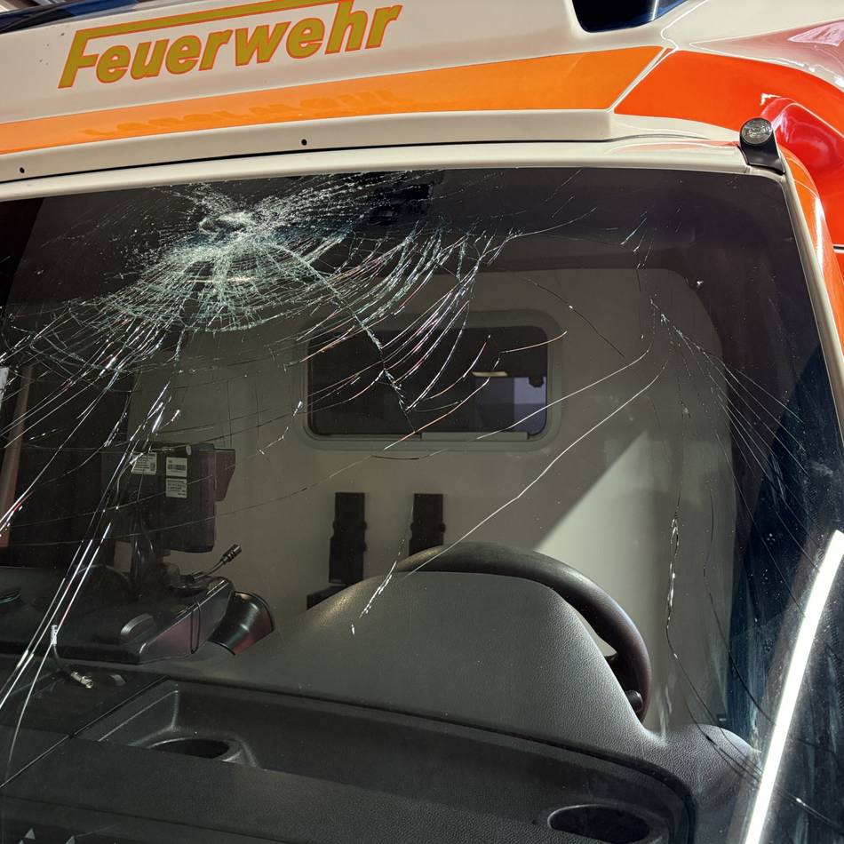 Am Nelkensamstag: Rettungswagen in Moers mit Steinen attackiert