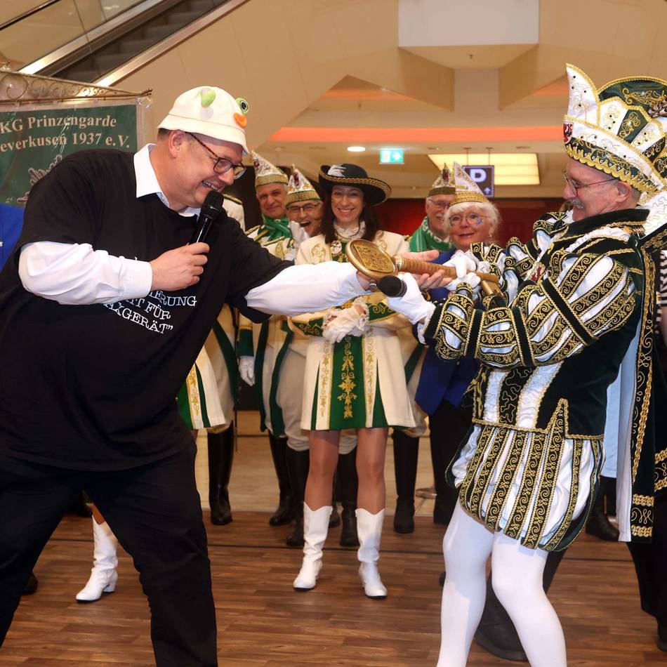 OB Hebbel chancenlos beim Rathaussturm: Rogério I. reißt Macht im Leverkusener Rathaus an sich