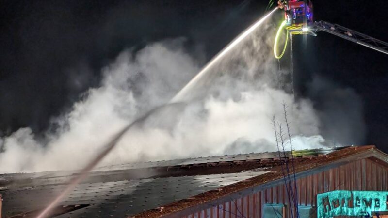 Am Genhofer Mühlenweg: Feuerwehr löscht brennende Halle einer Hundeschule