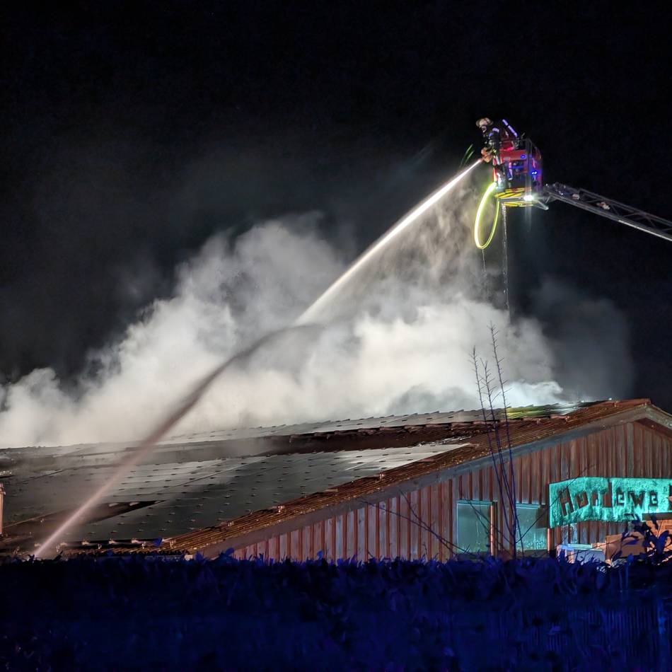 Am Genhofer Mühlenweg: Feuerwehr löscht brennende Halle einer Hundeschule