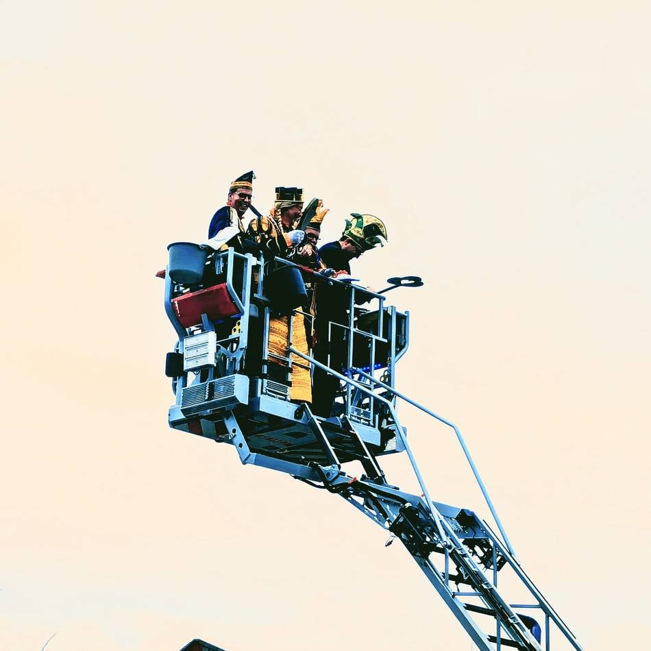 Altweiber am Rathaus: Küsters tanzt, Nisters zittert, Nettetal schunkelt