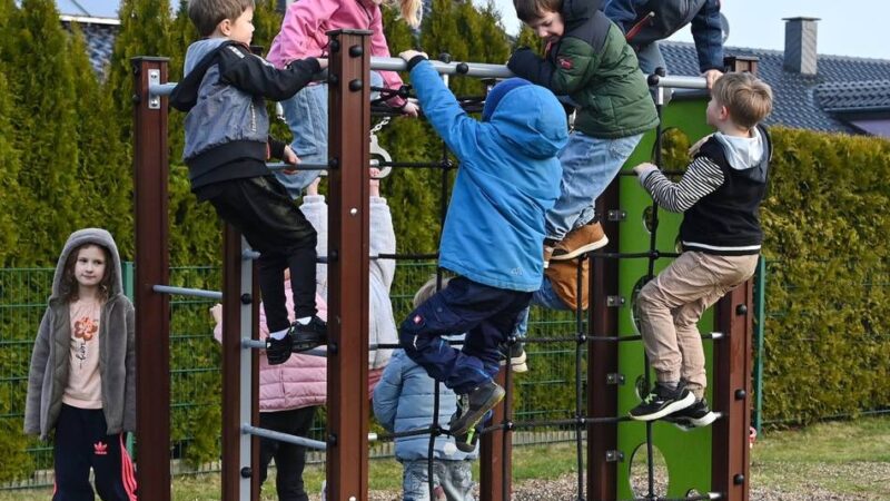 Hückeswagener Spielplätze: Kinder erobern neue Spielgeräte im Sturm