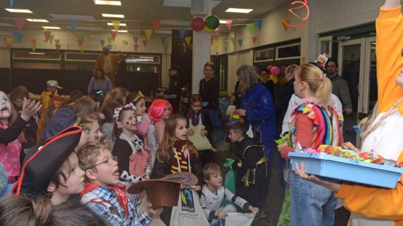 Kein Umzug in Stessen: Kinder feiern Karneval in der Aula