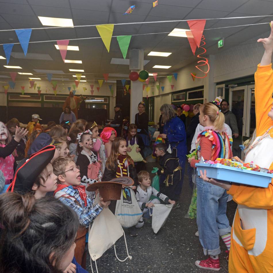 Kein Umzug in Stessen: Kinder feiern Karneval in der Aula