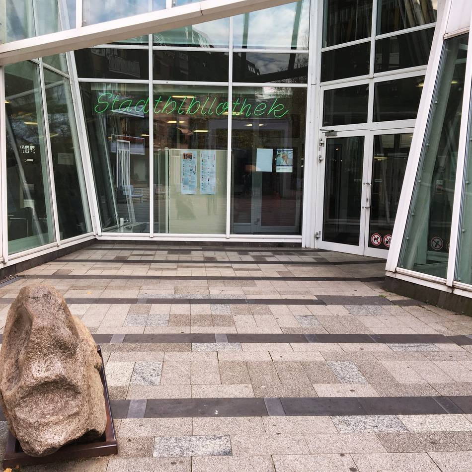 Lesungen in Neuss: Stadtbibliothek präsentiert „100 Köpfe der Demokratie“