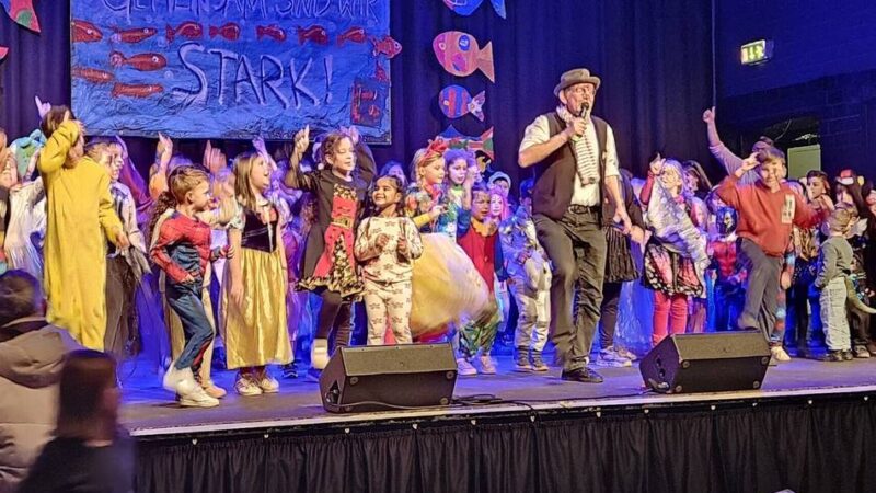 Karneval in Krefeld 2026: 400 Jecke feiern Kinderkarneval in der Kufa