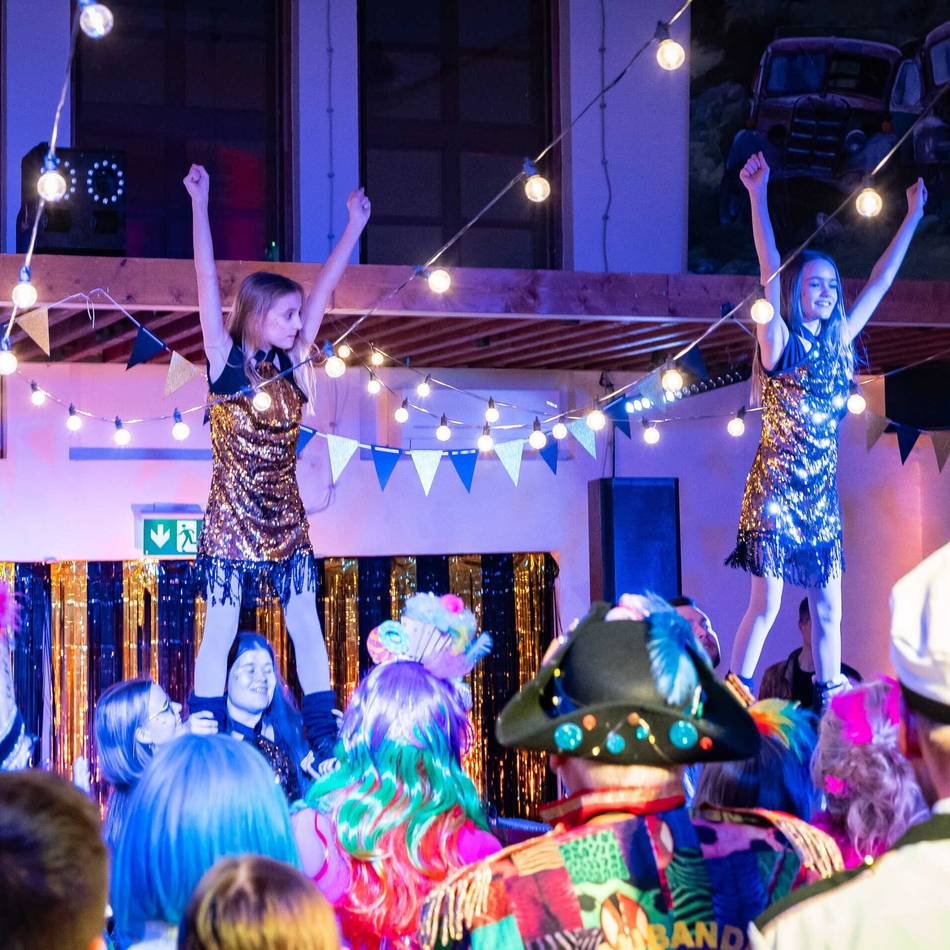 Fünfte Jahreszeit in Düsseldorf: Funkenflug und Fünkchenflug in der Schlossallee 1