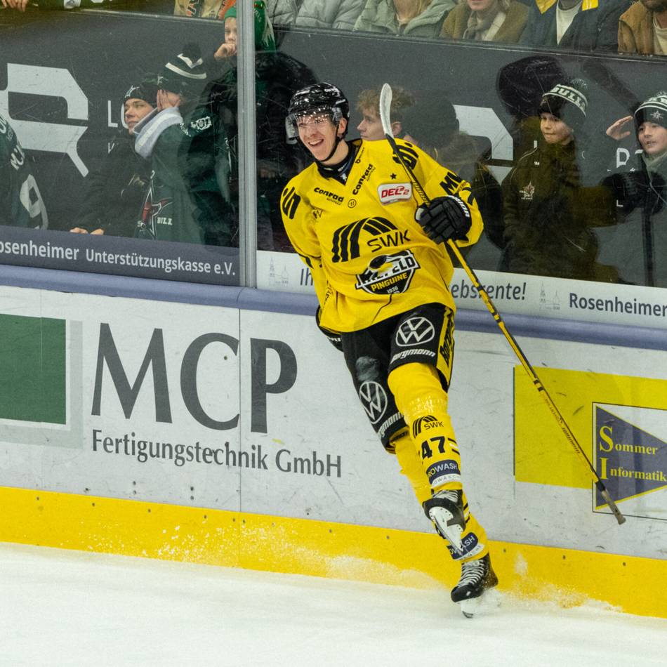 4:3 n.V. in Rosenheim: Schlitzohr Santos entscheidend – Pinguine gewinnen rassiges Duell mit den Starbulls