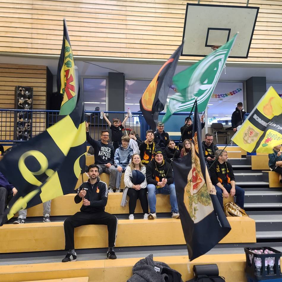 Versprochen ist versprochen: „Bomberos-Alarm“ beim Handballspiel in Lintorf