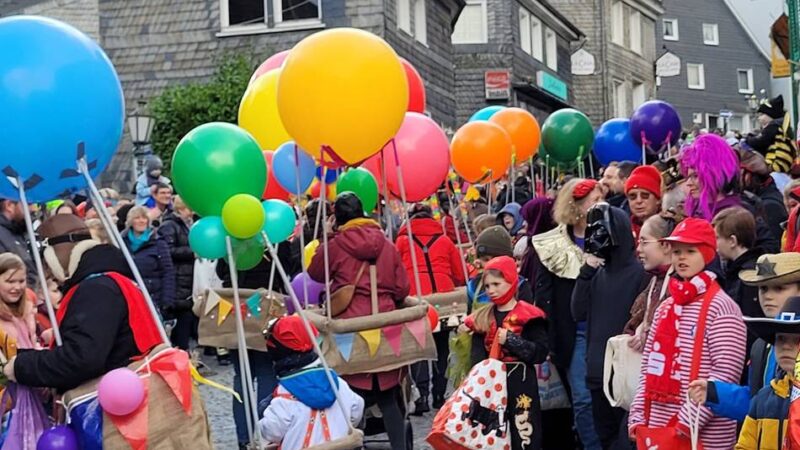 Karnevalszug in Hückeswagen: Zugweg und Teilnehmer beim „Rä-te-Ma-Teng“