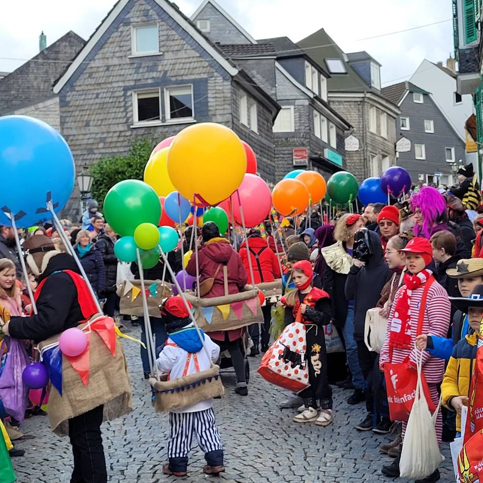 Karnevalszug in Hückeswagen: Zugweg und Teilnehmer beim „Rä-te-Ma-Teng“