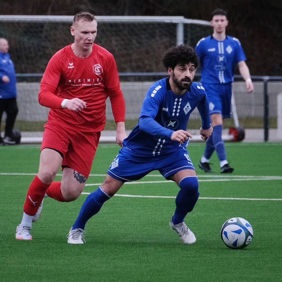 Spannende Partie der Uralt-Rivalen: Ein Kunstsschuss entscheidet das Kreisliga-Derby