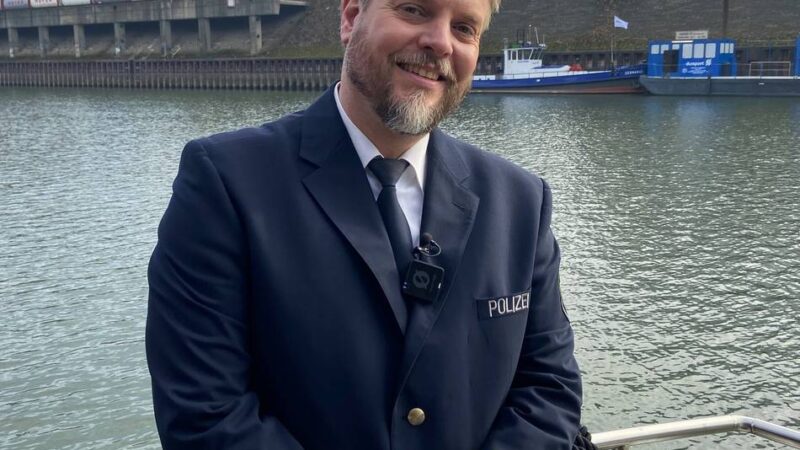 Singender Wasserschutzpolizist aus Duisburg: „Auf der Bühne bin ich in meinem eigenen Kosmos“