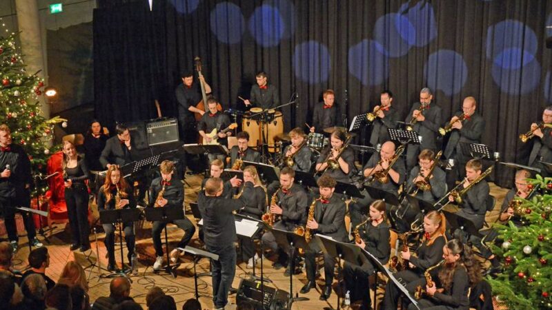 Bei Weihnachtskonzert: Bigband sammelt 1500 Euro für Existenzhilfe
