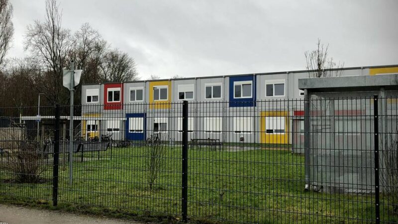 „Hin und Herberge“: Stadt Neuss kündigt Sicherheits- und Reinigungsdienst in Obdachlosenheim