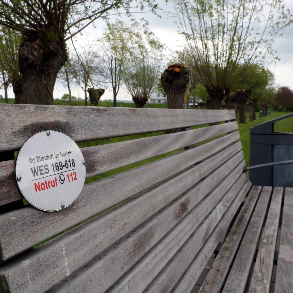 Standortbestimmung im medizinischen Ernstfall: Sonsbeck soll nun doch Notruf-Bänke bekommen