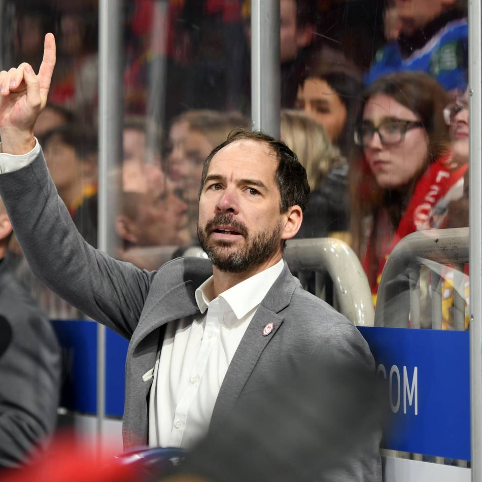 Weichenstellung für die Zukunft: „Auf und neben dem Eis überzeugt“ – DEG hält an Cheftrainer Lange fest