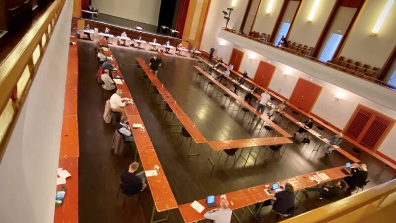 Umbau in der Festhalle Viersen: Begleitschutz für Balkonbesucher