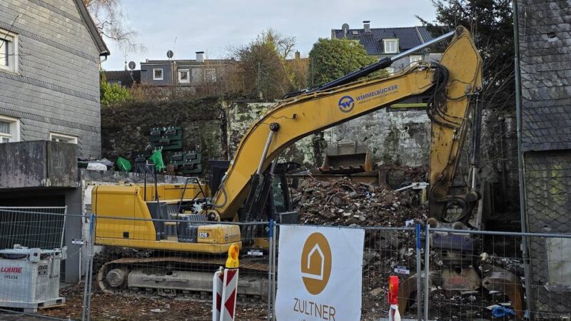 Abriss in Hückeswagen: Bagger zerstört Haus Friedrichstraße 9