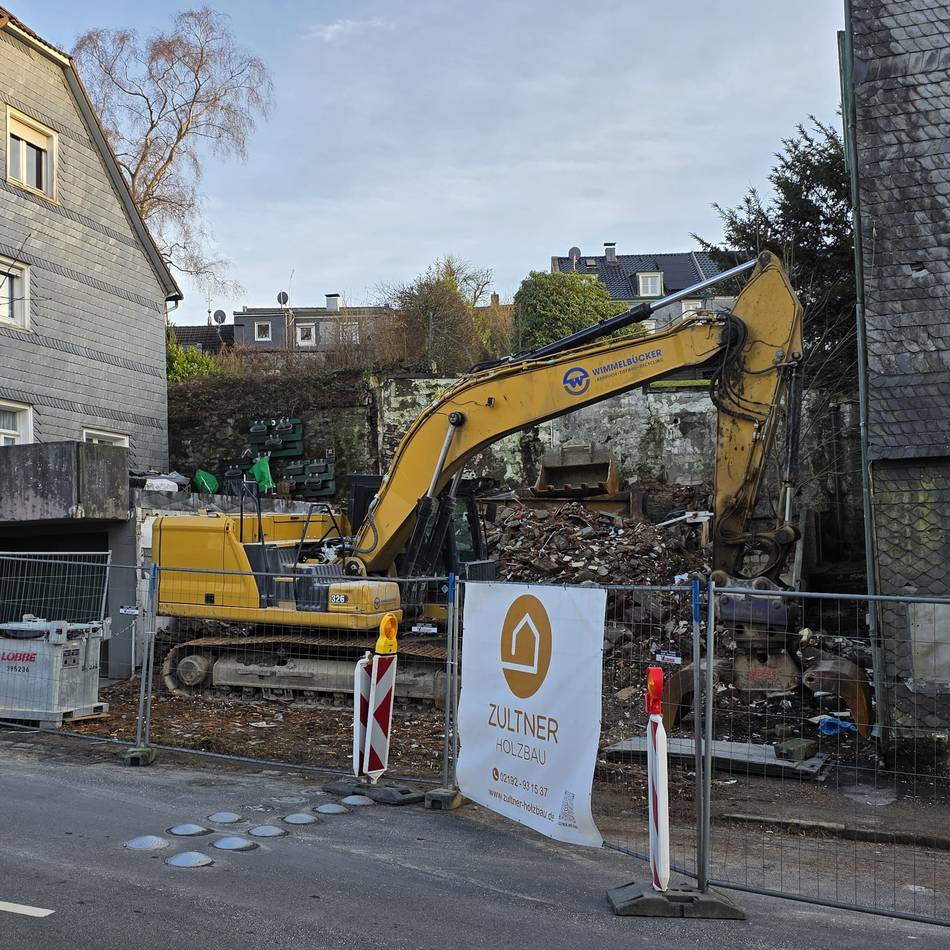 Abriss in Hückeswagen: Bagger zerstört Haus Friedrichstraße 9