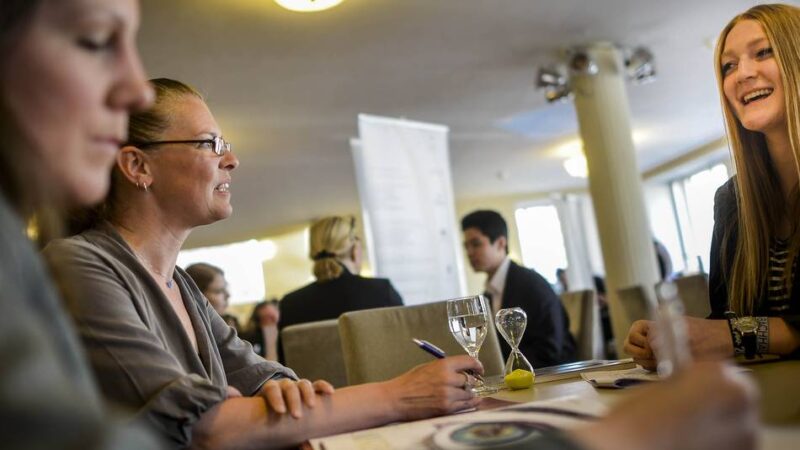 Karriere-Event in Düsseldorf: Speed-Dating für angehende Azubis in der Arena