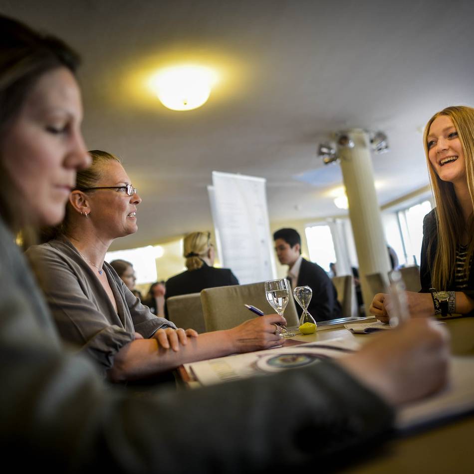 Karriere-Event in Düsseldorf: Speed-Dating für angehende Azubis in der Arena
