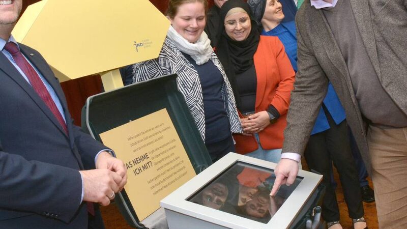Interaktive Ausstellung in Kaarst eröffnet: „Wir alle können einmal Migranten sein“