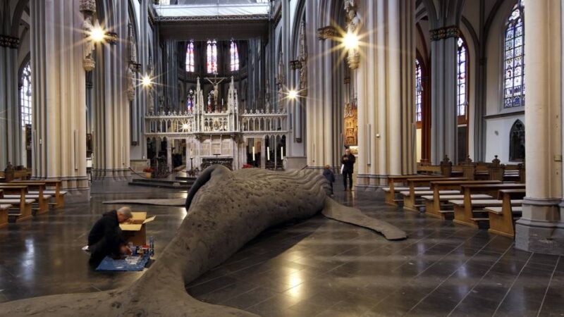 Wal-Installation im Xantener Dom: Botschafter einer geschundenen Natur