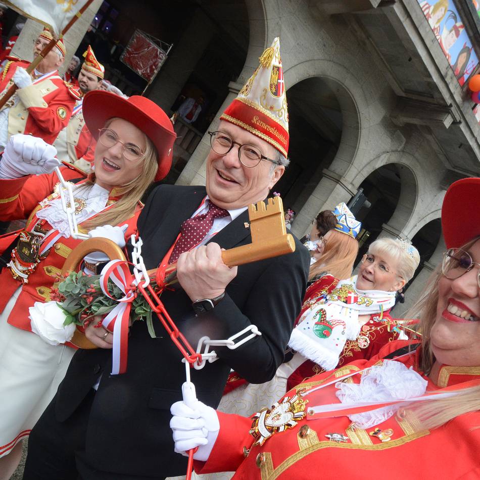 Altweiber 2026 in Neuss: Frauenmacht mit Konfetti im Herzen