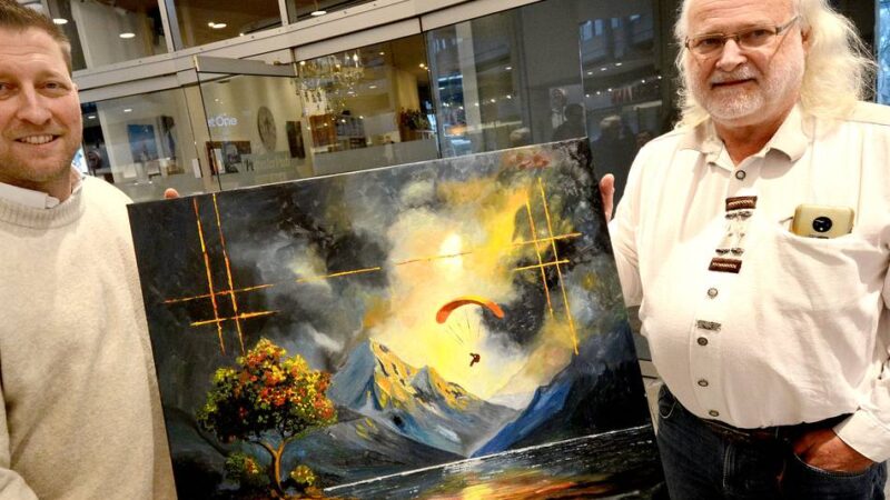 Künstler stellt Bilder in Kaarster Café aus: Das „Papalapub“ wird zum Kunst-Atelier