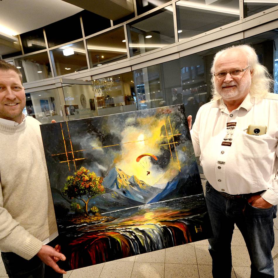 Künstler stellt Bilder in Kaarster Café aus: Das „Papalapub“ wird zum Kunst-Atelier