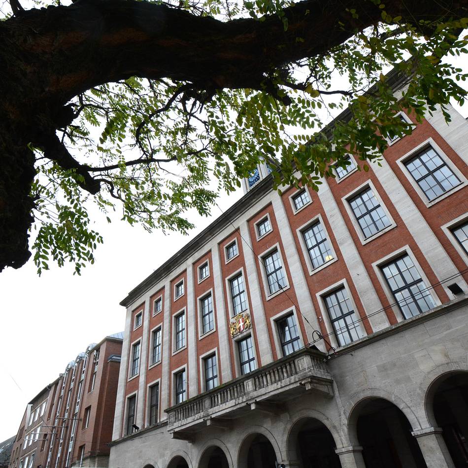 Thema im Wirtschaftsausschuss: Wasserstofftankstelle im Neusser Hafen beschäftigt die Politik