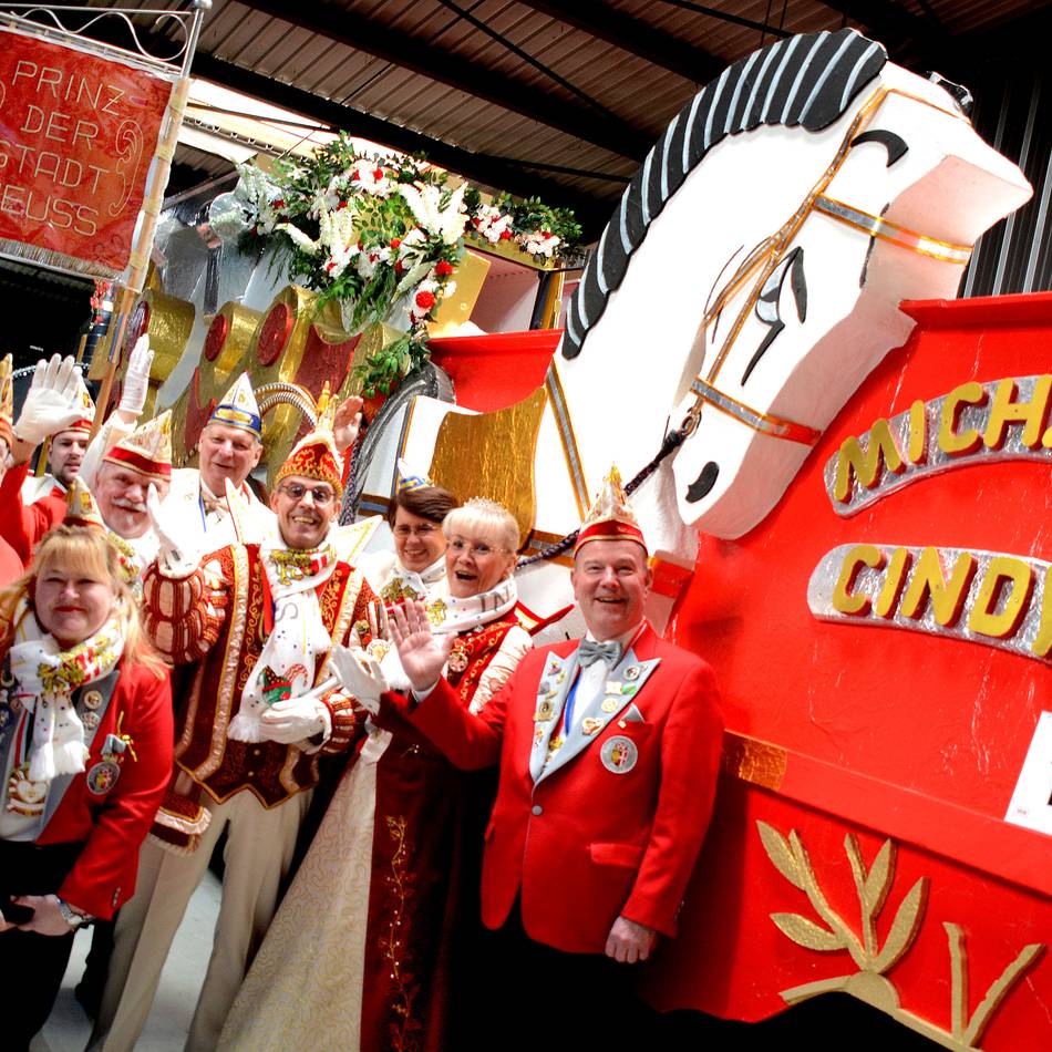 Wagenbaurichtfest in Neuss: 40 Wagen und eine Premiere – Tillys Laga-Motiv rollt mit